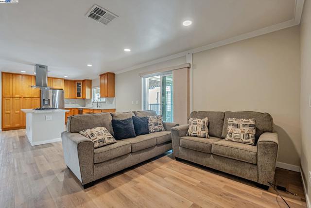 29270 Sandburg Way, Hayward CA: https://media.crmls.org/mediaz/ad871f44-404a-46b6-bea7-e082a6ab3795.jpg