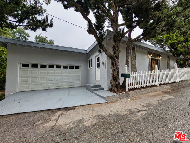 7083 Highcliff Trail, Tujunga CA: https://media.crmls.org/mediaz/ad873dc0-1a61-45db-a012-6727d9979ec5.jpg