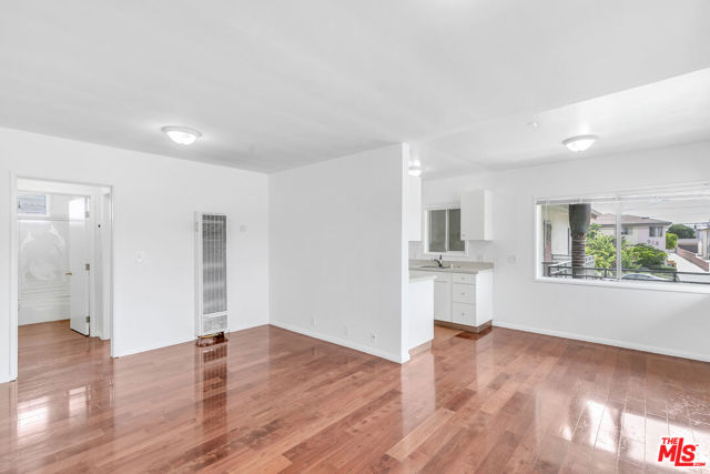 917 N Cedar Street, Inglewood CA: https://media.crmls.org/mediaz/ad89a02e-94e1-45ec-8cf5-d478dd2141db.jpg