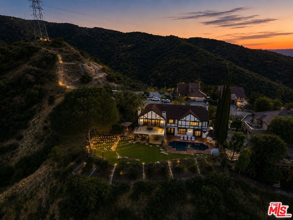 https://media.crmls.org/mediaz/ad8a94d5-6d7c-4e18-a679-26710c8e7268.jpg?preset=X-Large