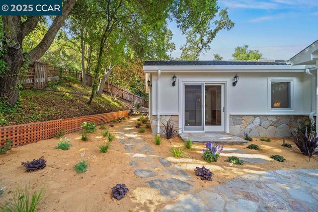 921 Foye Drive, Lafayette CA: https://media.crmls.org/mediaz/ad8b8202-7d1f-4e61-b54c-fc9ef1720603.jpg