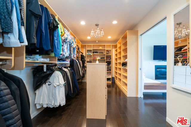 3865 Buena Park Drive, Studio City CA: https://media.crmls.org/mediaz/ad8b8c89-d72b-4512-b3e4-4fb7132a4f13.jpg