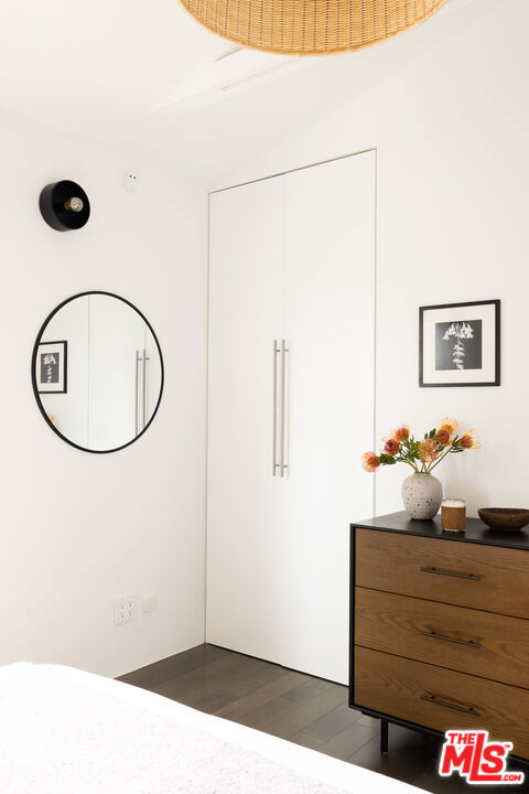 864 Sanborn Avenue, Los Angeles CA: https://media.crmls.org/mediaz/ad8c52f8-404e-4924-88e1-0615a83cfb2b.jpg