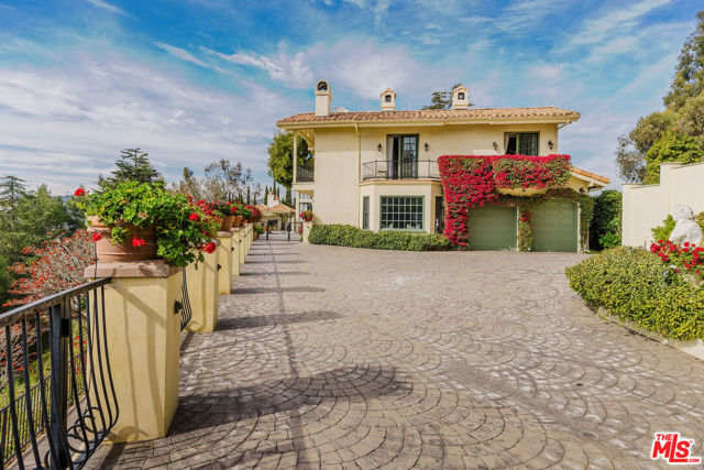 1401 Bel Air Road, Los Angeles CA: https://media.crmls.org/mediaz/ad8c8e91-87b3-4cd4-8194-ce7a91b9fad3.jpg