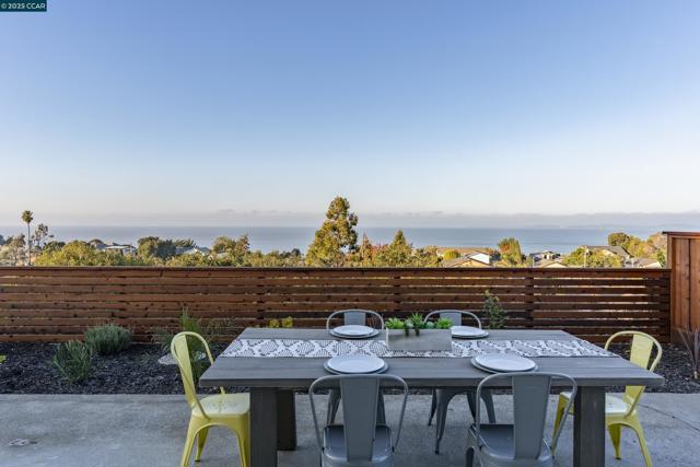 1264 Belfair Dr, Pinole CA: https://media.crmls.org/mediaz/ad8d5209-d6e2-4a9f-913e-2a8af0a48443.jpg