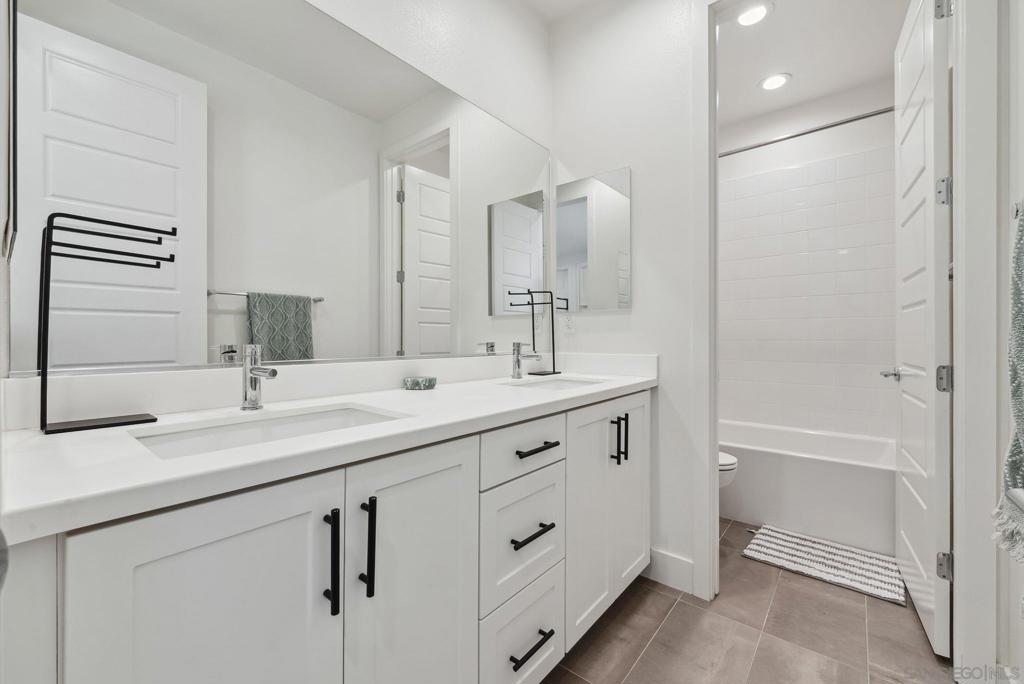 MLS #250035606SD img 32