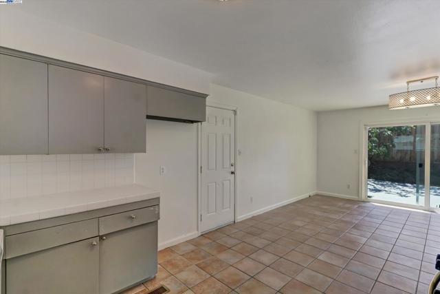 3524 Longview Rd, Antioch CA: https://media.crmls.org/mediaz/ad8e8c16-8c9e-4d98-8dd9-37c19fe1a9ed.jpg