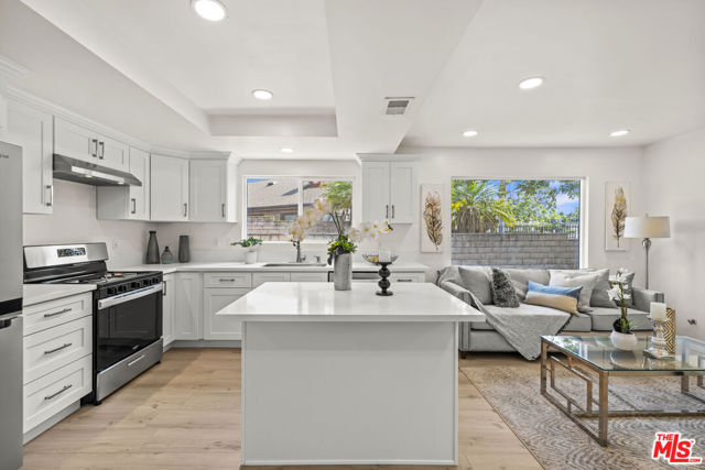 13 Pepper Court, Inglewood CA: https://media.crmls.org/mediaz/ad90be0f-92e8-4855-85c1-b44b1aea9592.jpg