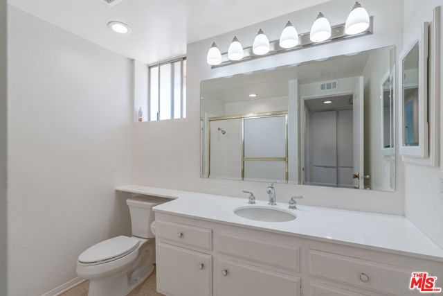 1943 Stonesgate Street, Westlake Village CA: https://media.crmls.org/mediaz/ad9153a0-9a4d-4c09-856f-8dda0f384267.jpg
