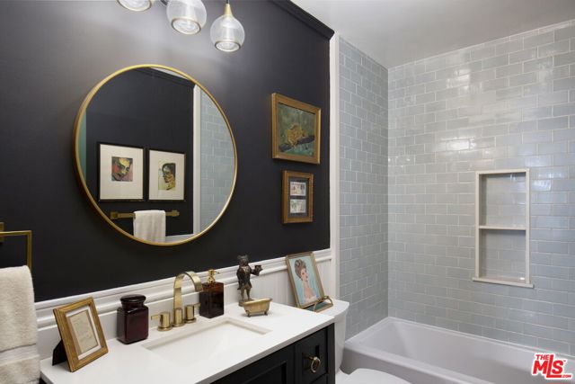 6616 W 87th Street, Los Angeles CA: https://media.crmls.org/mediaz/ad91f4f2-3669-4324-9799-687c8ef4a91f.jpg