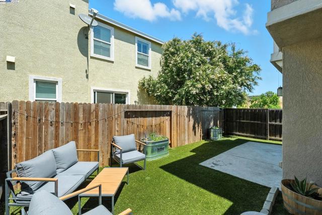 2501 Aimonetti ave, Sacramento CA: https://media.crmls.org/mediaz/ad9303d5-115e-45da-abcb-8ef095b9422f.jpg