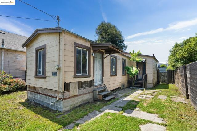 2808 9Th St, Berkeley CA: https://media.crmls.org/mediaz/ad93ce95-9d39-4cf8-be2c-47cf87075ba1.jpg