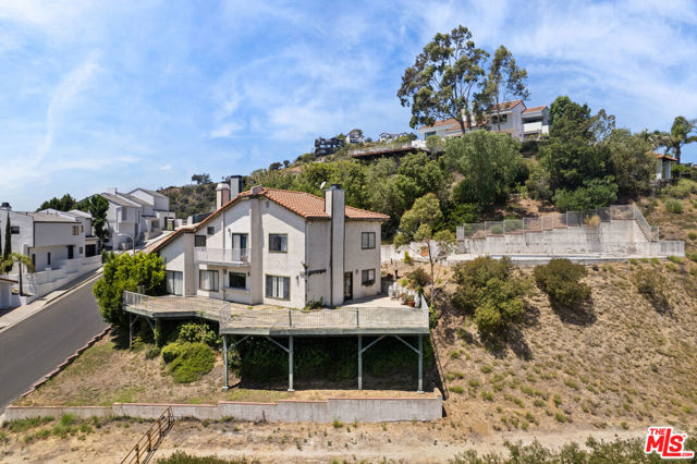1842 N Crescent Heights Boulevard, Los Angeles CA: https://media.crmls.org/mediaz/ad942844-144e-4e27-a50e-8bf99fa8808a.jpg