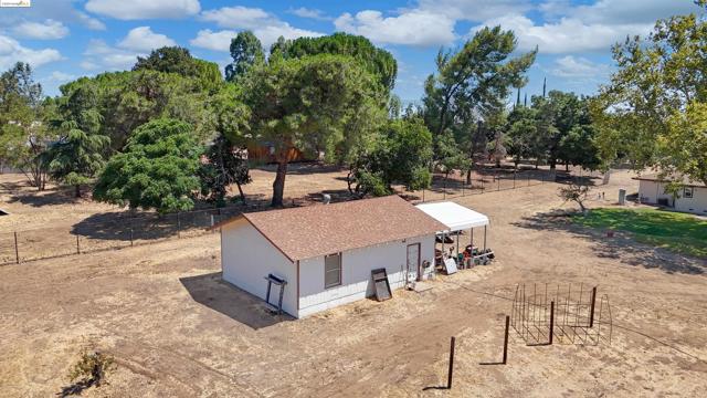 2921 Anderson Ln, Brentwood CA: https://media.crmls.org/mediaz/ad9451a5-6d89-49f5-8f7b-6d5984af9f4a.jpg