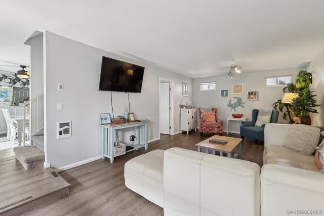 872 S Sierra Ave, Solana Beach CA: https://media.crmls.org/mediaz/ad94be44-773c-4860-85ba-cf0850e6c30f.jpg