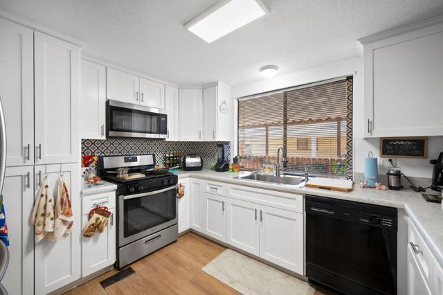 47685 Prado Way Way, Indio CA: https://media.crmls.org/mediaz/ad95f19e-c5a3-4982-b6bf-23a05ddc5b2b.jpg