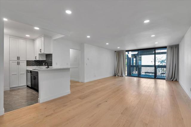8650 Gulana Avenue, Playa del Rey CA: https://media.crmls.org/mediaz/ad96b756-fb6f-41ec-bc09-8cfcd67be15d.jpg