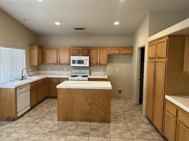 79900 Independence Way, La Quinta CA: https://media.crmls.org/mediaz/ad98140d-94e0-42f7-b8fd-d4564ca9a4df.jpg