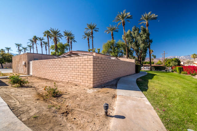 74042 Catalina Way, Palm Desert CA: https://media.crmls.org/mediaz/ad982d23-de11-4c00-bc89-0f50c5fbadcc.jpg