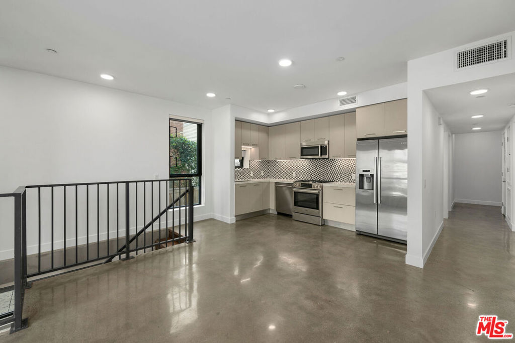 1250 N Fairfax Avenue #206