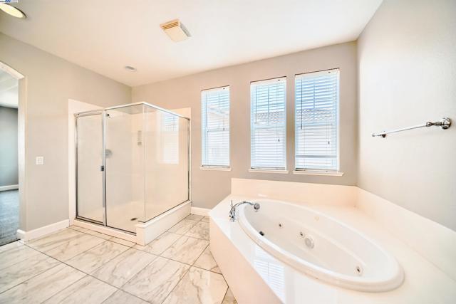 1069 Dry Creek Ct, Lathrop CA: https://media.crmls.org/mediaz/ad99457f-5650-4e15-b163-da0a46433759.jpg