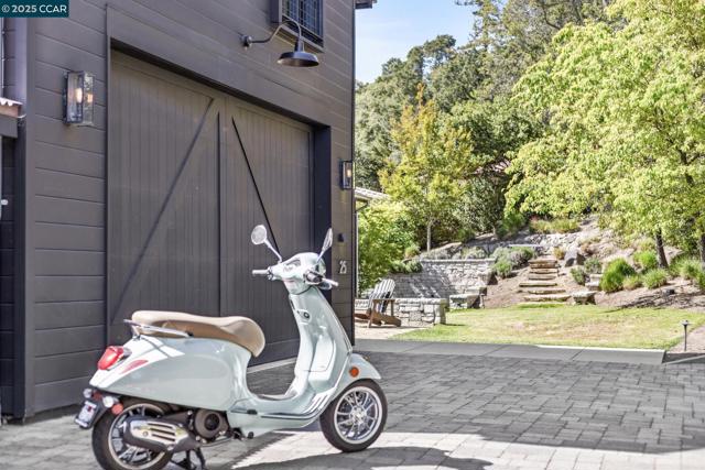 25 La Campana, Orinda CA: https://media.crmls.org/mediaz/ad99cedf-2c0f-42c3-b8ce-87876ba26911.jpg
