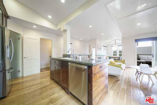 642 Hermosa Avenue, Hermosa Beach CA: https://media.crmls.org/mediaz/ad9a149e-334c-4547-8f95-e0354fb9685b.jpg