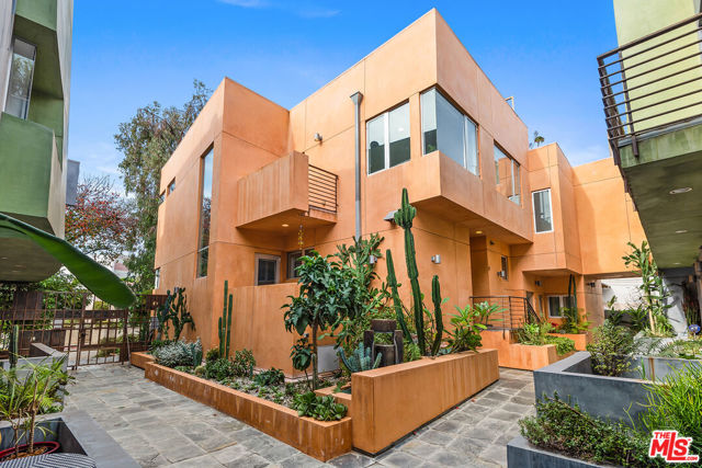 900 N West Knoll Drive, West Hollywood CA: https://media.crmls.org/mediaz/ad9a47af-eb54-45f6-a462-b3dc532b3fc7.jpg