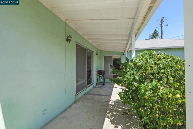 884 Juanita Dr, Lafayette CA: https://media.crmls.org/mediaz/ad9af0d0-875e-4fc2-8d75-15eca1905259.jpg