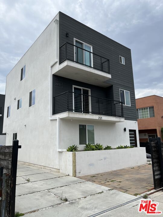 2121 S Burnside Avenue, Los Angeles CA: https://media.crmls.org/mediaz/ad9be988-6963-4a33-b557-1b8045c9878f.jpg