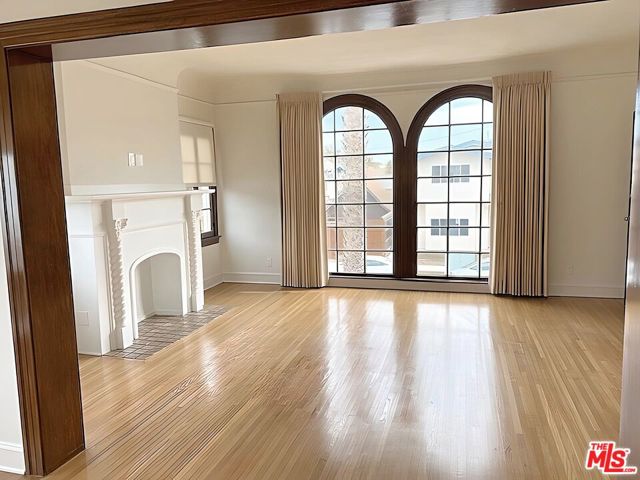 25 Falcon Avenue, Long Beach CA: https://media.crmls.org/mediaz/ad9bfaee-3c65-4c7f-9ab3-805f74af4ac9.jpg