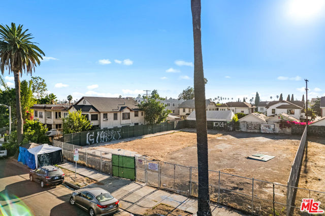 1011 N N Heliotrope Drive, Los Angeles CA: https://media.crmls.org/mediaz/ad9e0d35-eaed-41a9-ac0f-3db88e890b79.jpg