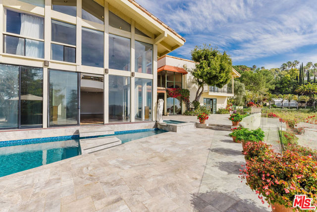 1401 Bel Air Road, Los Angeles CA: https://media.crmls.org/mediaz/ad9e2916-5a9c-4196-a882-7b7d6b1bf712.jpg