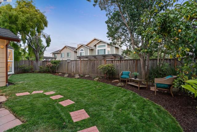 82 Applegate Way, Alameda CA: https://media.crmls.org/mediaz/ad9ed4f5-bec1-4442-83e8-98997df40846.jpg