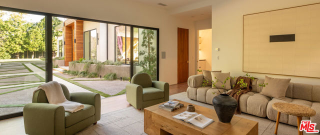 12752 Mulholland Drive, Beverly Hills CA: https://media.crmls.org/mediaz/ad9fb97e-c776-4a98-803c-9f681fd865bb.jpg