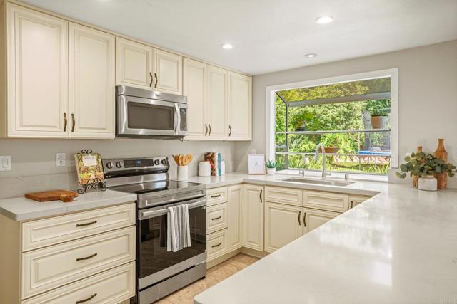 Detail Gallery Image 13 of 52 For 2702 Jacaranda Ave, Carlsbad,  CA 92009 - 5 Beds | 2/1 Baths