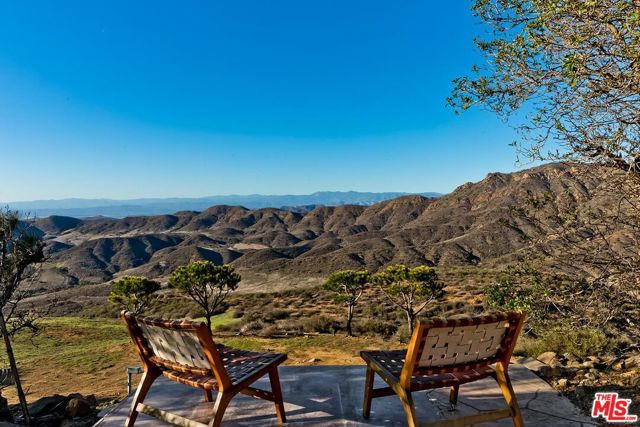 10827 Pacific View Drive, Malibu CA: https://media.crmls.org/mediaz/ada18915-7770-46a7-b508-622429de6307.jpg