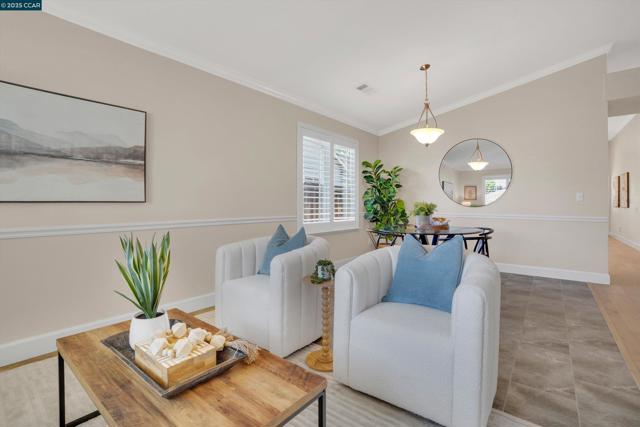 380 Claremont Dr, Brentwood CA: https://media.crmls.org/mediaz/ada3a264-3379-4897-8dc8-196359e7ee93.jpg