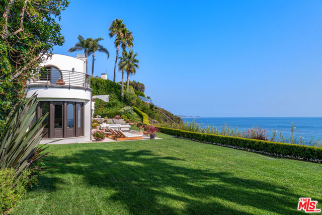 32804 Pacific Coast Highway, Malibu CA: https://media.crmls.org/mediaz/ada60002-6566-4f52-bb55-2dec65720550.jpg