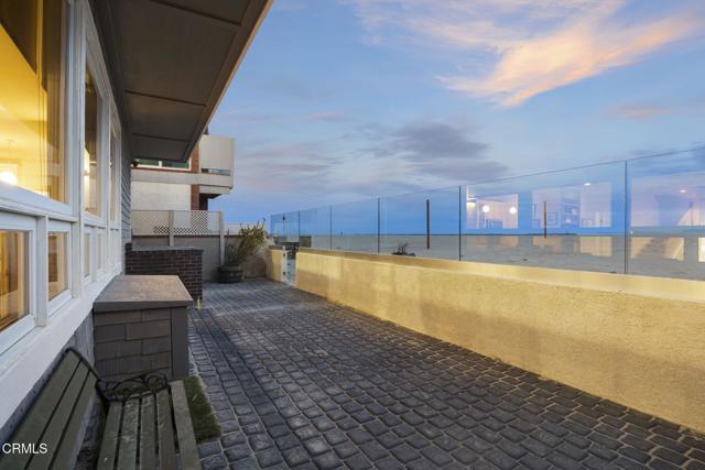 3541 Ocean Drive, Oxnard CA: https://media.crmls.org/mediaz/ada65acb-5121-4308-b91c-5df15e5c1c4b.jpg