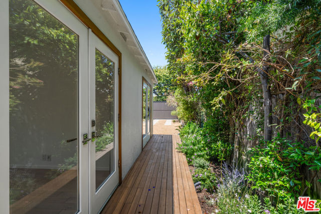 2425 Cloy Avenue, Venice CA: https://media.crmls.org/mediaz/ada6ce9f-6485-452f-b08a-eb4a93cecf6b.jpg