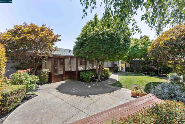 1752 Berrywood Ct, Concord CA: https://media.crmls.org/mediaz/ada6fdac-28ea-4719-a9c1-6991f8292e6c.jpg