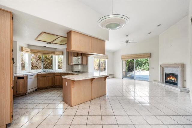 41995 Hemingway Court, Palm Desert CA: https://media.crmls.org/mediaz/ada7b7a3-3f1f-41b5-af99-283bda0ef632.jpg