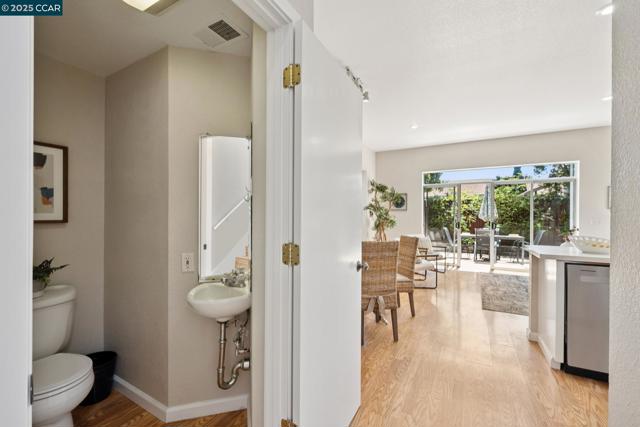 1017 45Th St, Emeryville CA: https://media.crmls.org/mediaz/ada904c6-ae92-4b05-a5c4-f9c9f4f071e5.jpg