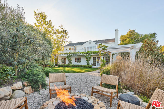 28830 Hampton Place, Malibu CA: https://media.crmls.org/mediaz/ada998eb-dd09-467b-b531-939bc756cb38.jpg