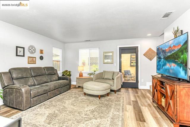 31 Ashton Court, Pittsburg CA: https://media.crmls.org/mediaz/adaa2430-eaba-45a4-be9f-e4412f1063fc.jpg