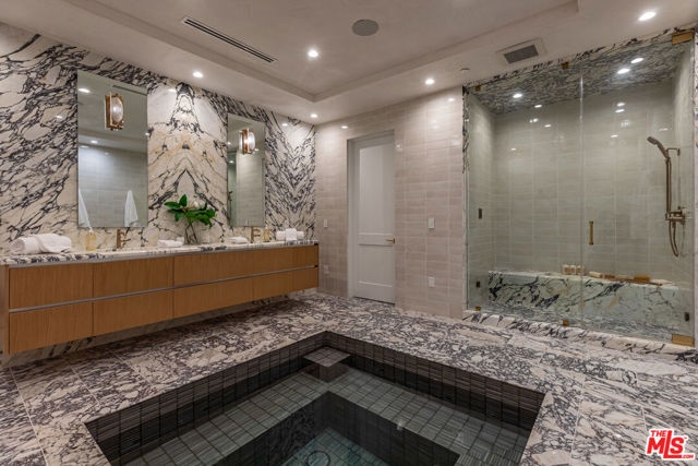 409 21st Street, Santa Monica CA: https://media.crmls.org/mediaz/adaa4a04-e4ac-499b-8a1b-97c6cb98e949.jpg