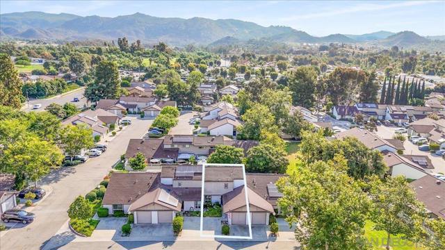 220 Eveningside Gln, Escondido CA: https://media.crmls.org/mediaz/adac528a-a111-4ef2-aac0-ed0d5b17c8ba.jpg