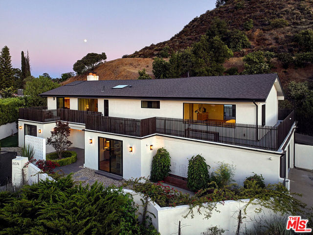 8674 Edwin Drive, Los Angeles CA: https://media.crmls.org/mediaz/adac94f6-2bcc-4d00-b2be-cbbc7524f4cd.jpg