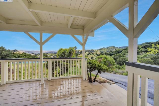 10705 Dublin Canyon Rd, Pleasanton CA: https://media.crmls.org/mediaz/adad1dbe-f91f-444d-9e0f-e7c918d04821.jpg
